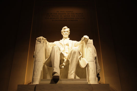 marble-statue-of-Abraham-Lincoln